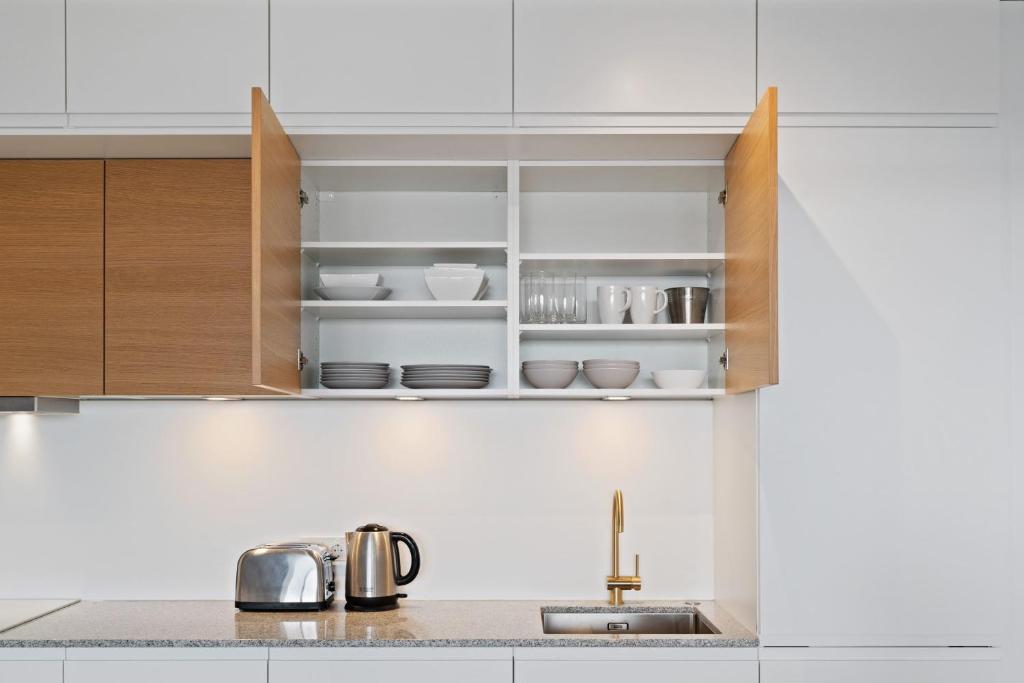 Luxurious City Retreat Balcony & Pool Access - Resim 16