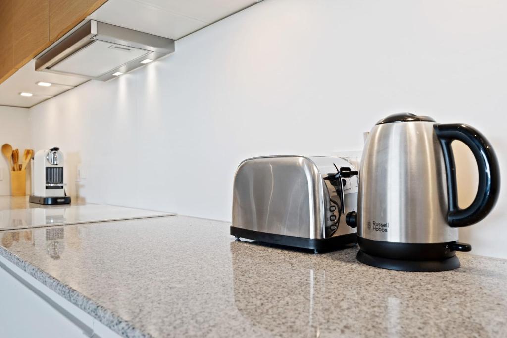 Luxurious City Retreat Balcony & Pool Access - Resim 15