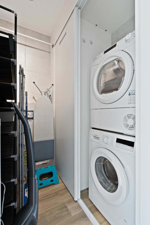 Luxurious City Retreat Balcony & Pool Access - Resim 25