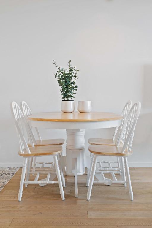 Luxurious City Retreat Balcony & Pool Access - Resim 26