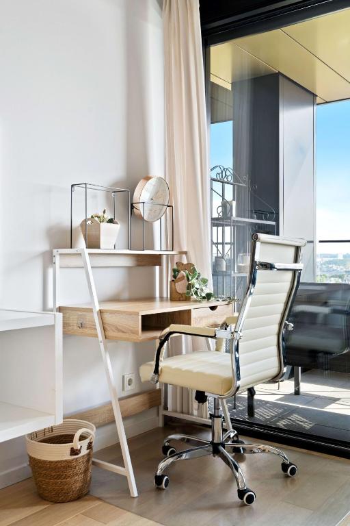 Luxurious City Retreat Balcony & Pool Access - Resim 8