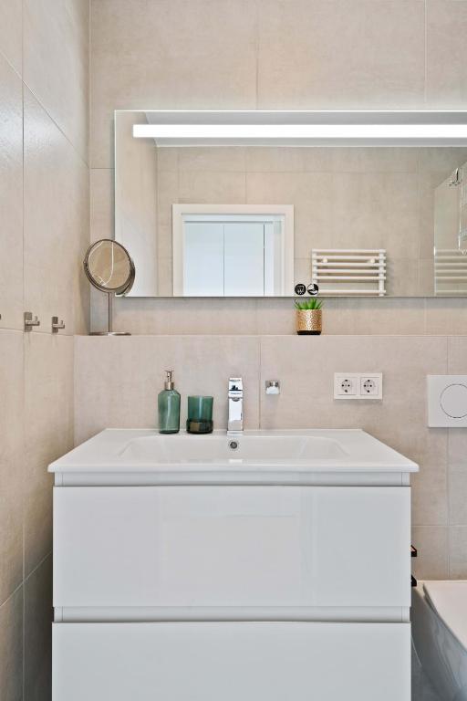 Luxurious City Retreat Balcony & Pool Access - Resim 27