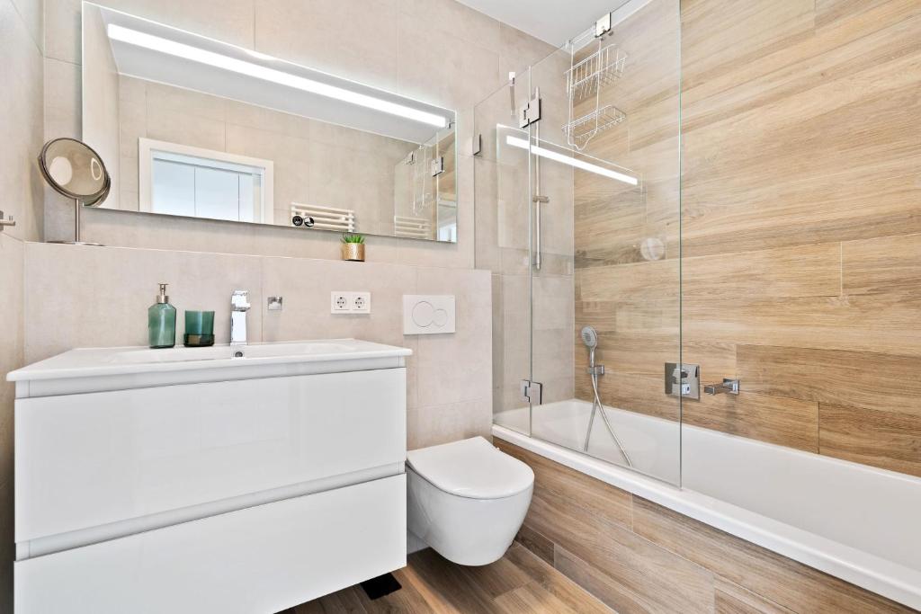 Luxurious City Retreat Balcony & Pool Access - Resim 31