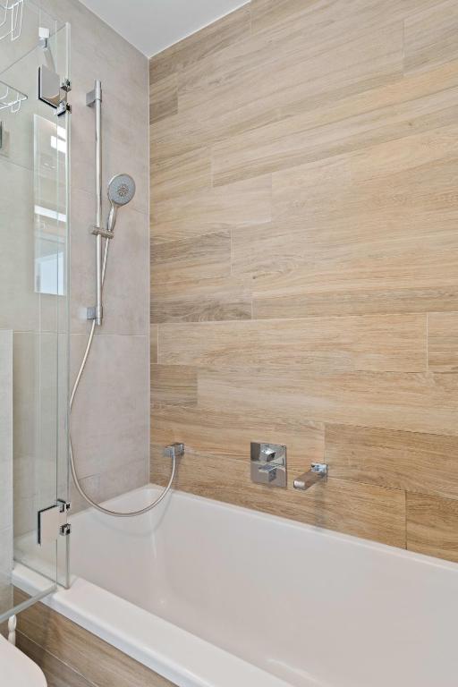 Luxurious City Retreat Balcony & Pool Access - Resim 29