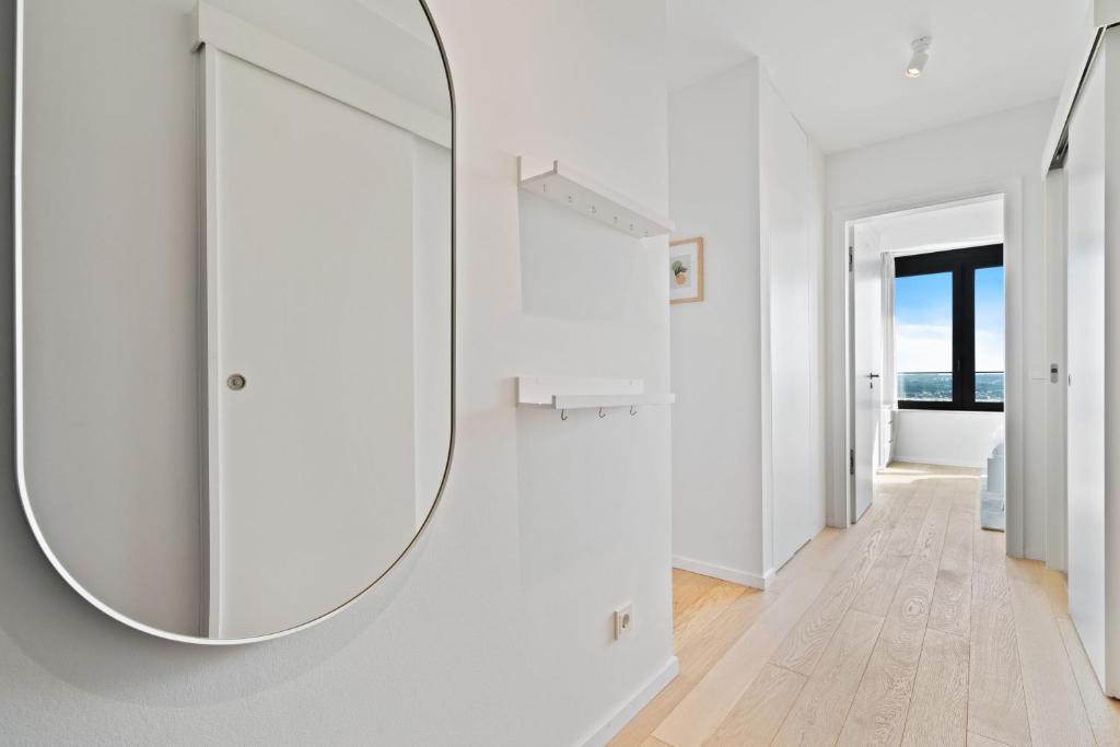 Luxurious City Retreat Balcony & Pool Access - Resim 28