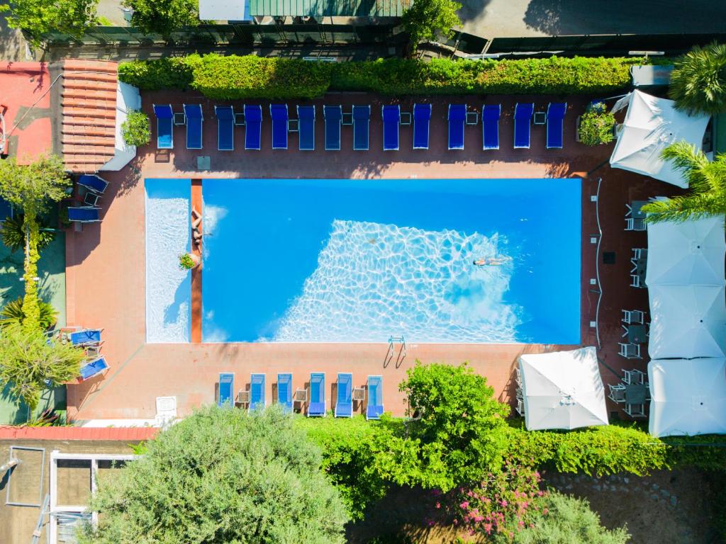 Bazén v ubytování Hotel Central Wellness nebo v jeho okolí