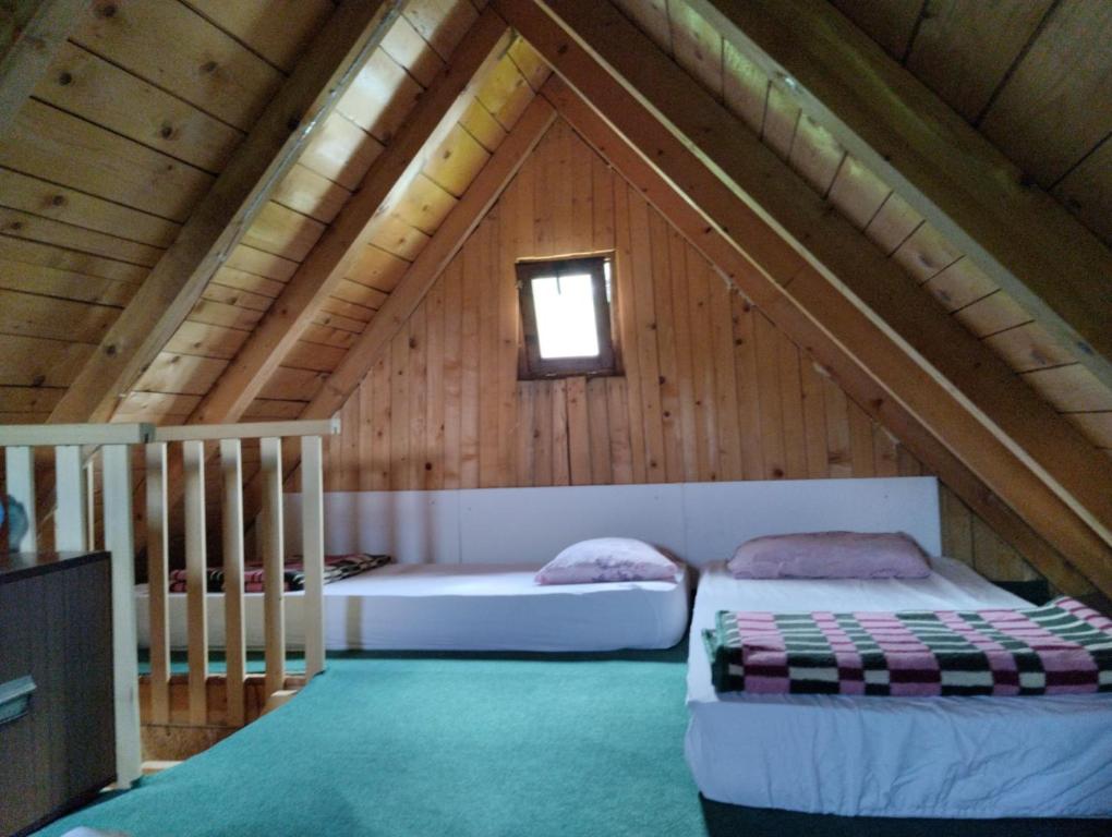 una camera con due letti in mansarda di Cottage Vranica a Fojnica