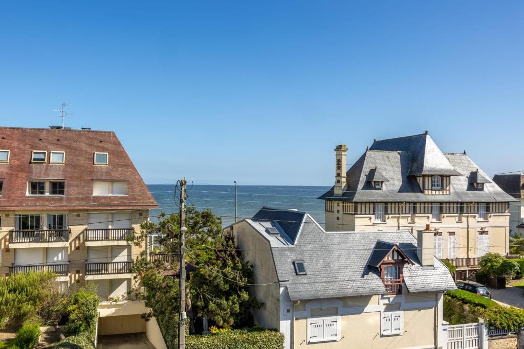 un immeuble d'appartements et un immeuble avec une maison dans l'établissement Duplex Les Mouettes - Welkeys, à Cabourg