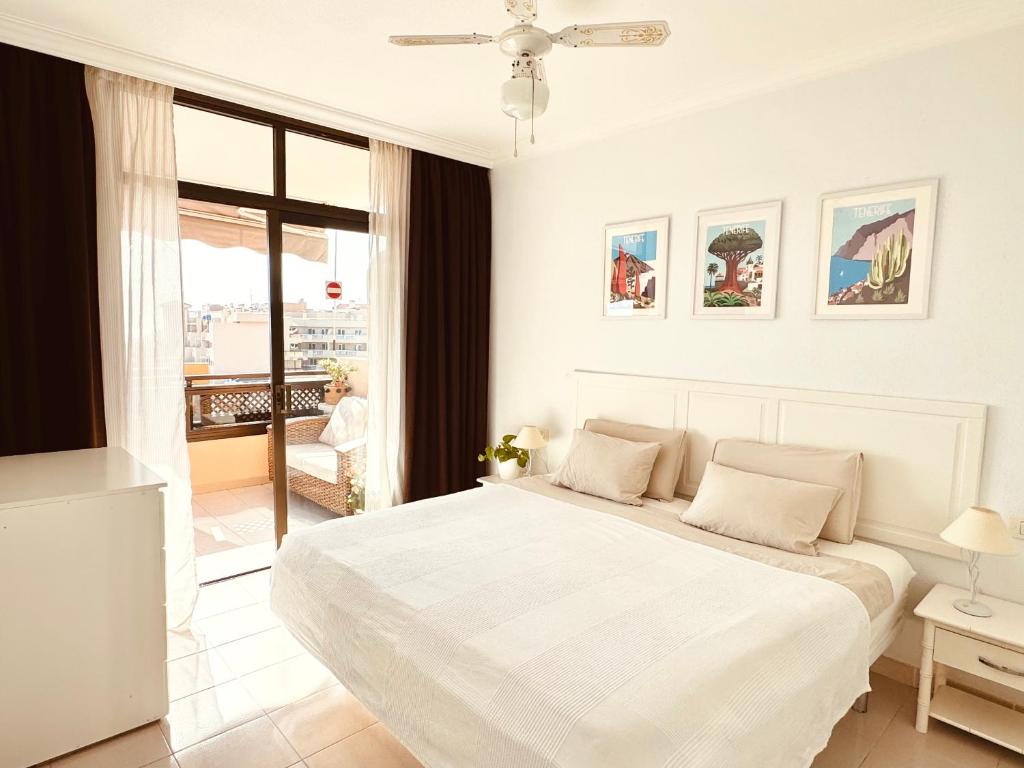 Giường trong phòng chung tại Casa HUGO - ocean view, quiet pool, fibre net, los Gigantes