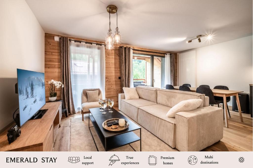un salon avec un canapé et une table dans l'établissement Apartment Dolmen Les Gets - by EMERALD STAY, aux Gets
