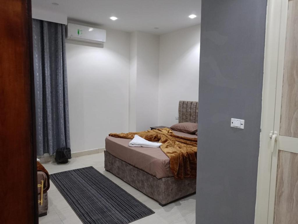 Postel nebo postele na pokoji v ubytování فندق كايرو زد-cairo zed hotel