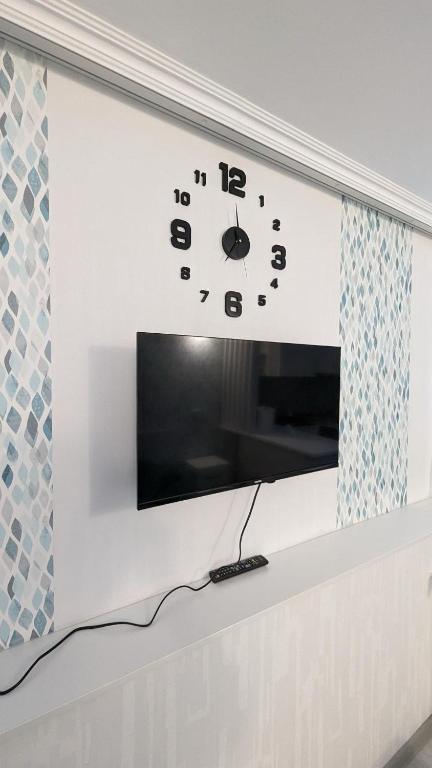 TV a/nebo společenská místnost v ubytování White Orchid