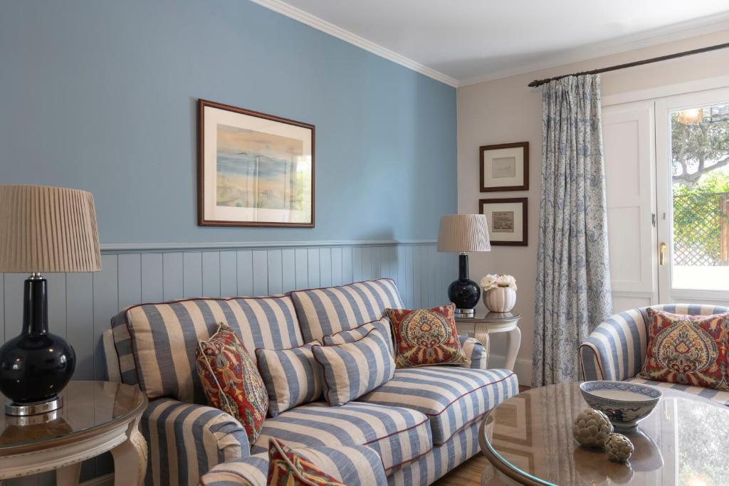 un soggiorno con divano e tavolo di Kouneni Apartments a Mykonos Città