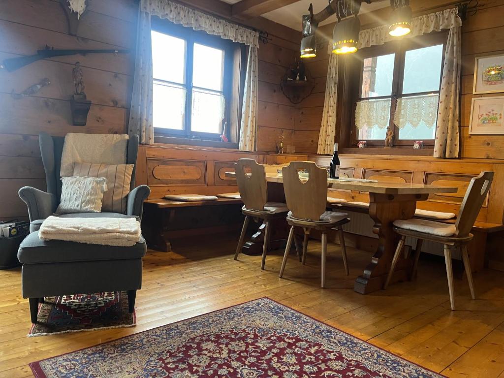 A seating area at Almhaus Anita