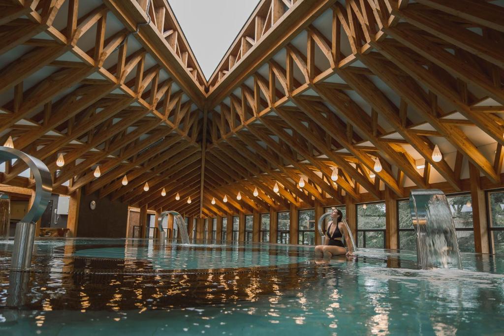 Bazén v ubytování Villa Aimée Luxury Apartments with Heated Pool nebo v jeho okolí