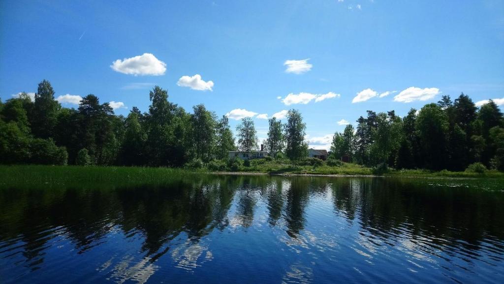 Nettes Ferienhaus mit Garten direkt am See - Housity