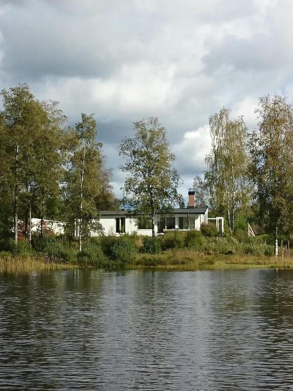 Nettes Ferienhaus mit Garten direkt am See - Holiday Home