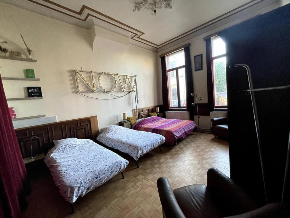 Ένα ή περισσότερα κρεβάτια σε δωμάτιο στο Spacy Room in Old Townhouse Relaxed Vibe with LATE Check-out!