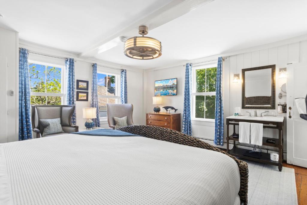 A bed or beds in a room at Carlisle House Inn