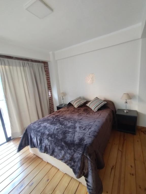 ein Schlafzimmer mit großem Bett und Fenster in der Unterkunft Departamento Pleno Centro in San Salvador de Jujuy