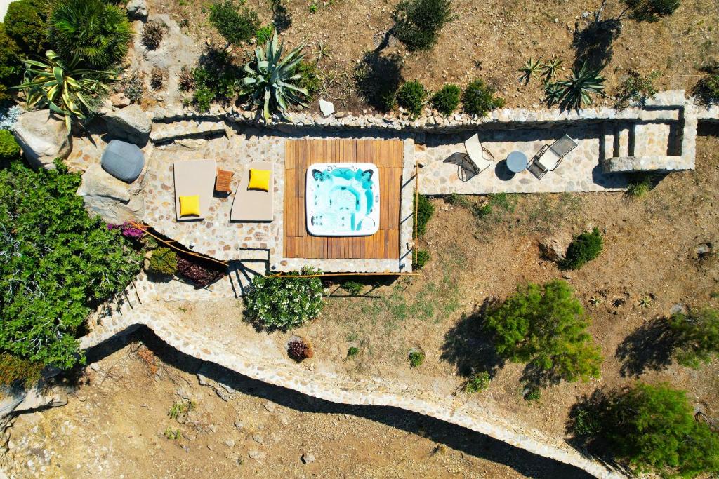 Bazén v ubytování VILLA NAUTILIA - Luxury Suites and Cottages nebo v jeho okolí