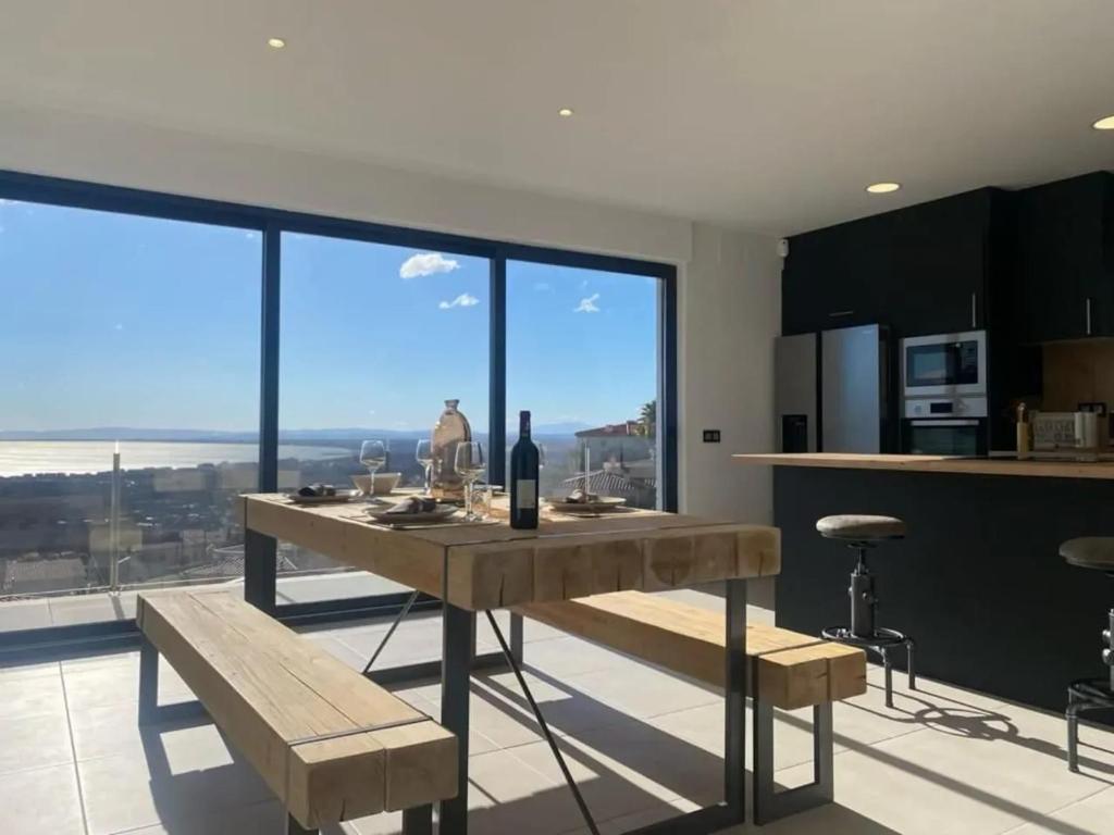 una cucina con un tavolo con una bottiglia di vino di Modern House with City View in El Mas Fumats a La Selva de Mar