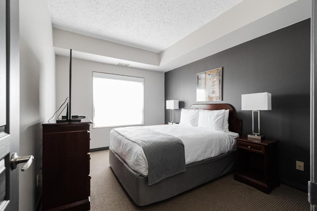 Postel nebo postele na pokoji v ubytování Premier Residence - Fort McMurray
