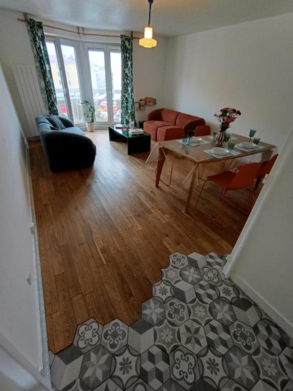 un salon avec un canapé et une table dans l'établissement Lumineux confort proxImité métro Lyon, à Villeurbanne