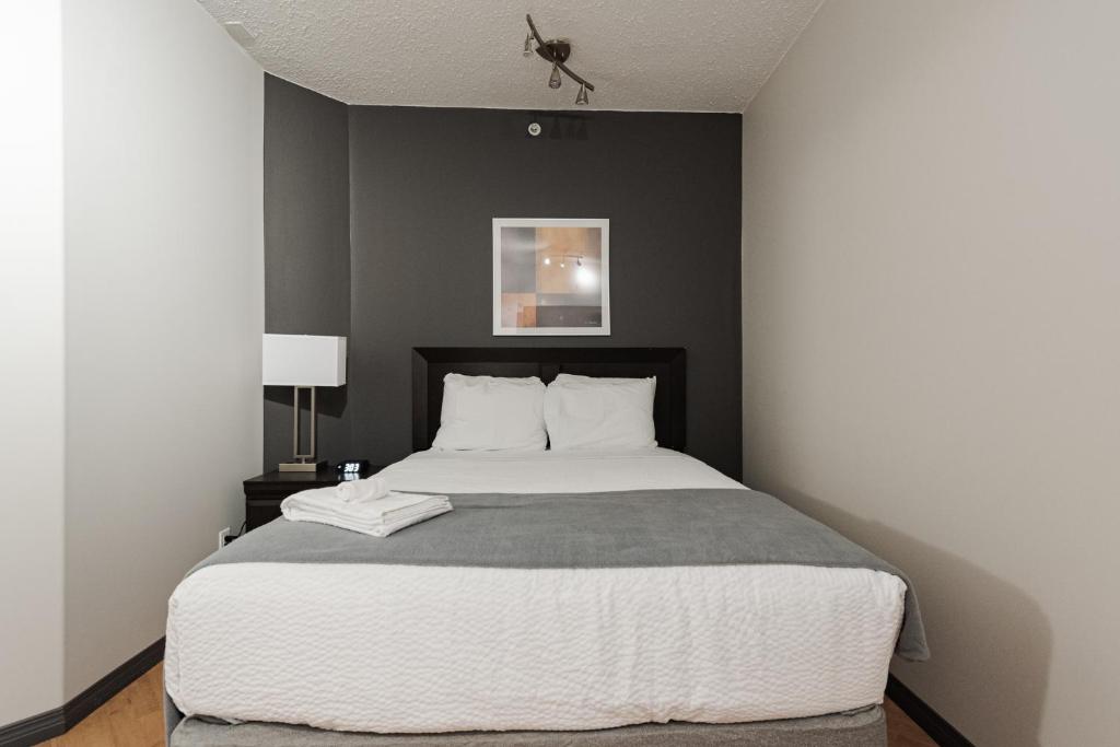 Postel nebo postele na pokoji v ubytování Premier Residence - Fort McMurray