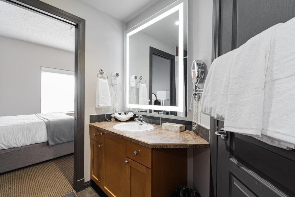Postel nebo postele na pokoji v ubytování Premier Residence - Fort McMurray