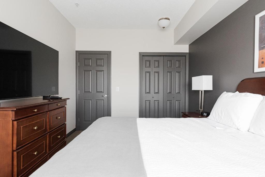 Postel nebo postele na pokoji v ubytování Premier Residence - Fort McMurray