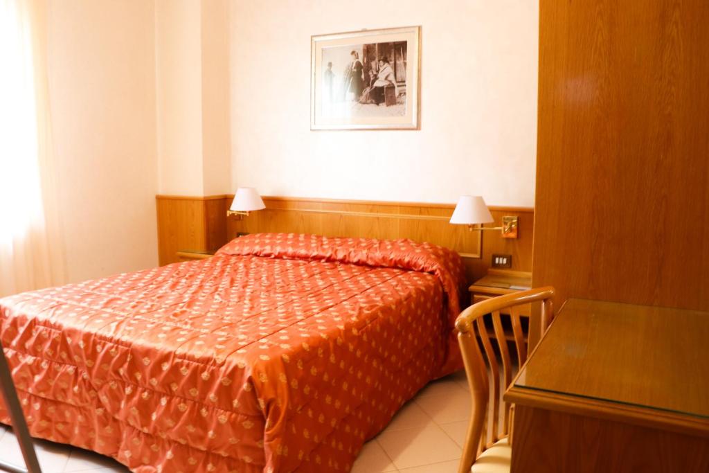 Postel nebo postele na pokoji v ubytování Hotel Garni del Lago