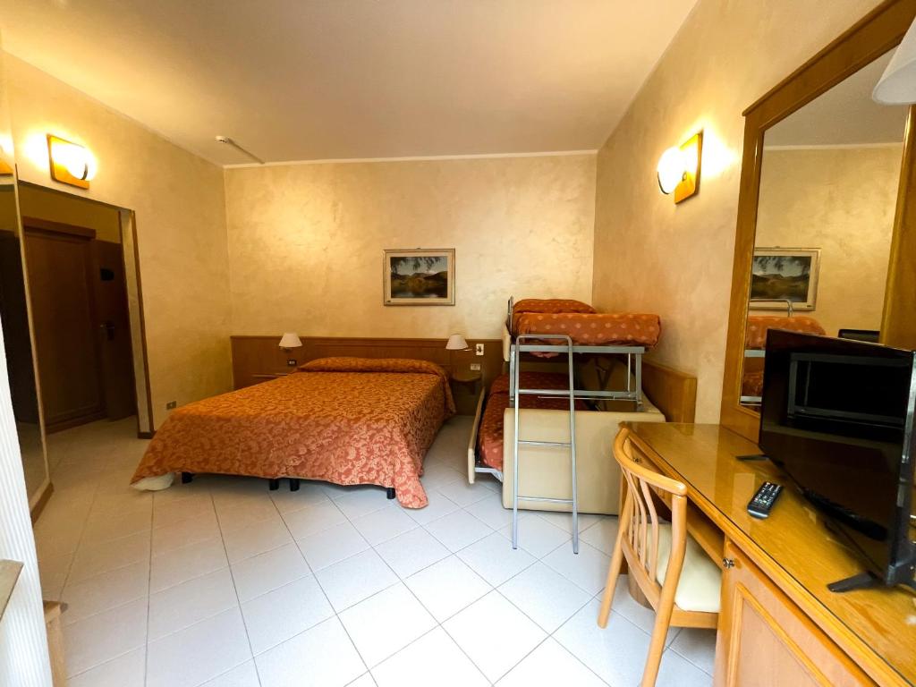 Postel nebo postele na pokoji v ubytování Hotel Garni del Lago