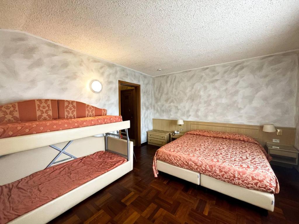 Postel nebo postele na pokoji v ubytování Hotel Garni del Lago