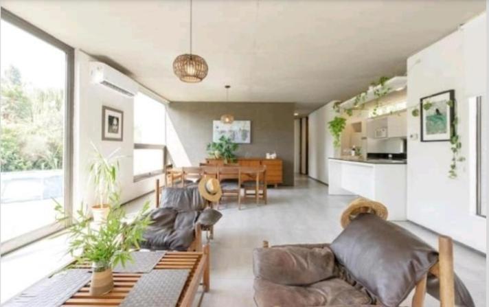 ein Wohnzimmer mit Sofas und ein Esszimmer in der Unterkunft House in Chacras de Coria Ruta del Vino in Chacras de Coria