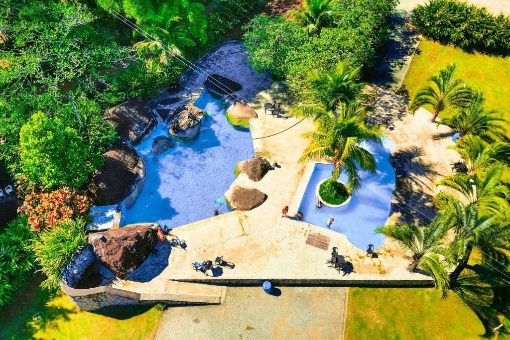 - une vue sur un parc aquatique avec une piscine dans l'établissement VELINN Camping Ilhabela, à Ilhabela
