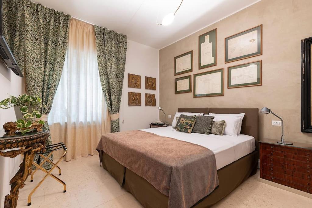 Luxurious home of the antiquarian at Spanish Steps