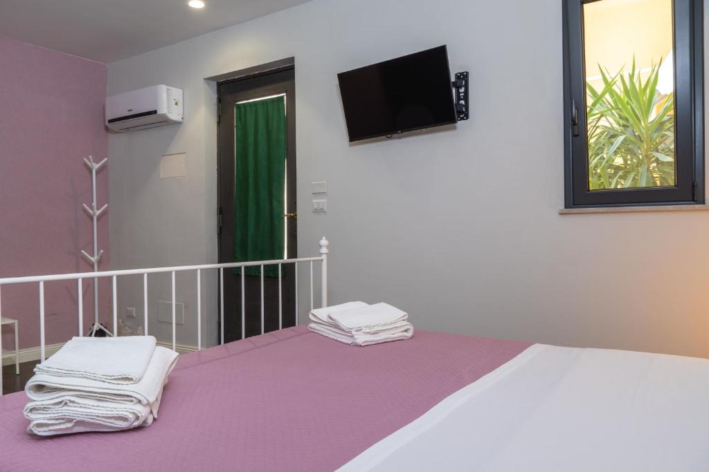 Łóżko lub łóżka w pokoju w obiekcie OCUCCHITI Casa Vacanze a Catania