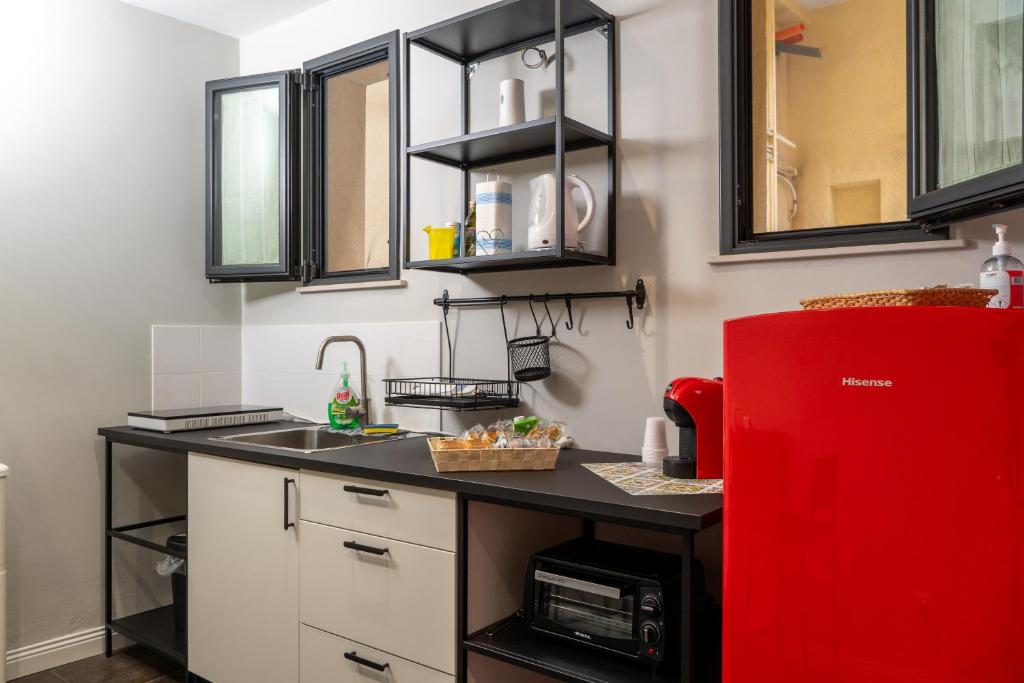 Kuchnia lub aneks kuchenny w obiekcie OCUCCHITI Casa Vacanze a Catania