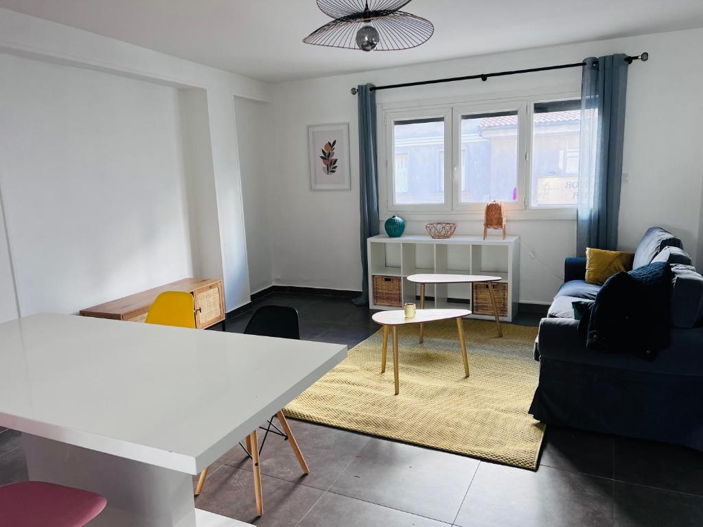 un salon avec un canapé et une table dans l'établissement Appartement Cosy Capelette, à Marseille