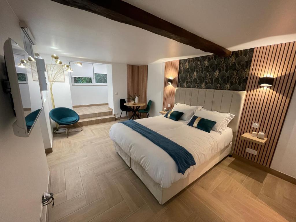 ein Hotelzimmer mit großem Bett und Schreibtisch in der Unterkunft Eiffel Tour Cosy Jade in Paris