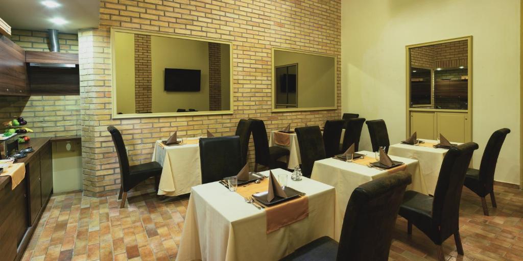 Televízia a/alebo spoločenská miestnosť v ubytovaní Centrooms House