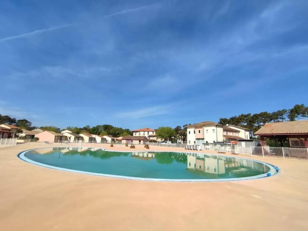 an empty swimming pool in a resort at Maison charmante à Soustons avec piscine et jardin in Soustons