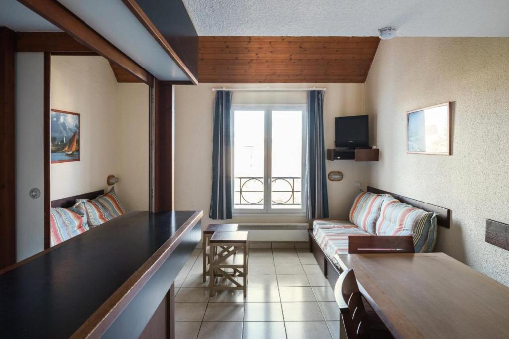 un salon avec un canapé et une table dans l'établissement Résidence Port du Crouesty - maeva Home - Appartement 2 pièces 7 personnes - Confort MAE-9454, à Arzon