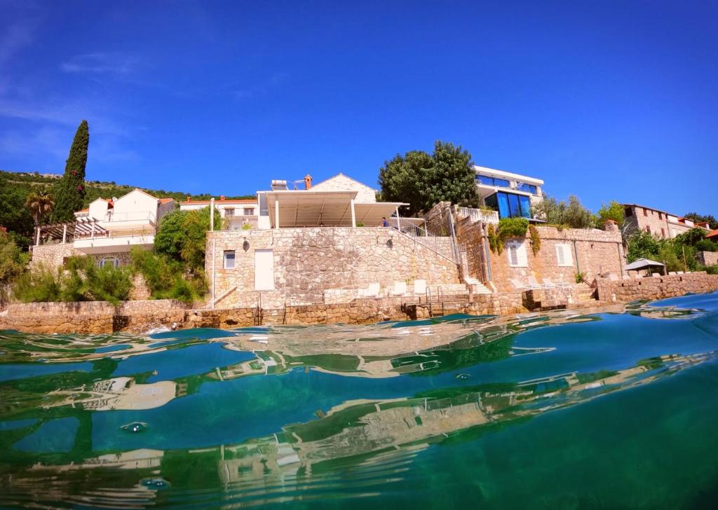 ein Blick auf das Wasser vor einem Gebäude in der Unterkunft Sea Star in Dubrovnik