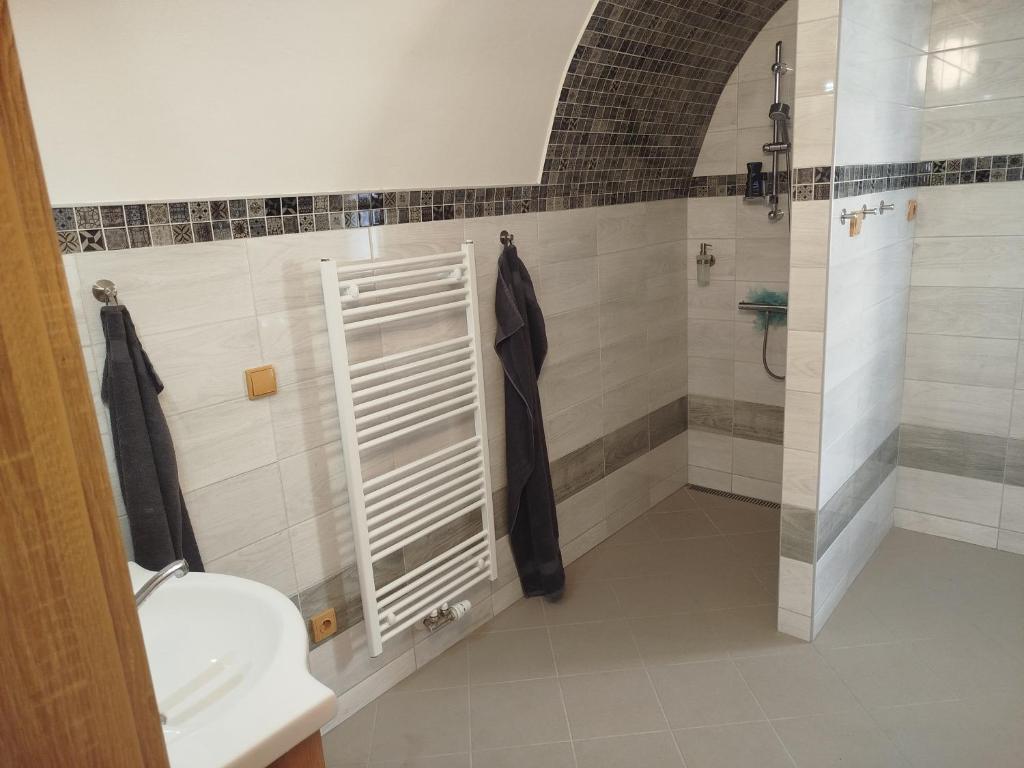 Koupelna v ubytování Apartmány pod Barunčinou školou