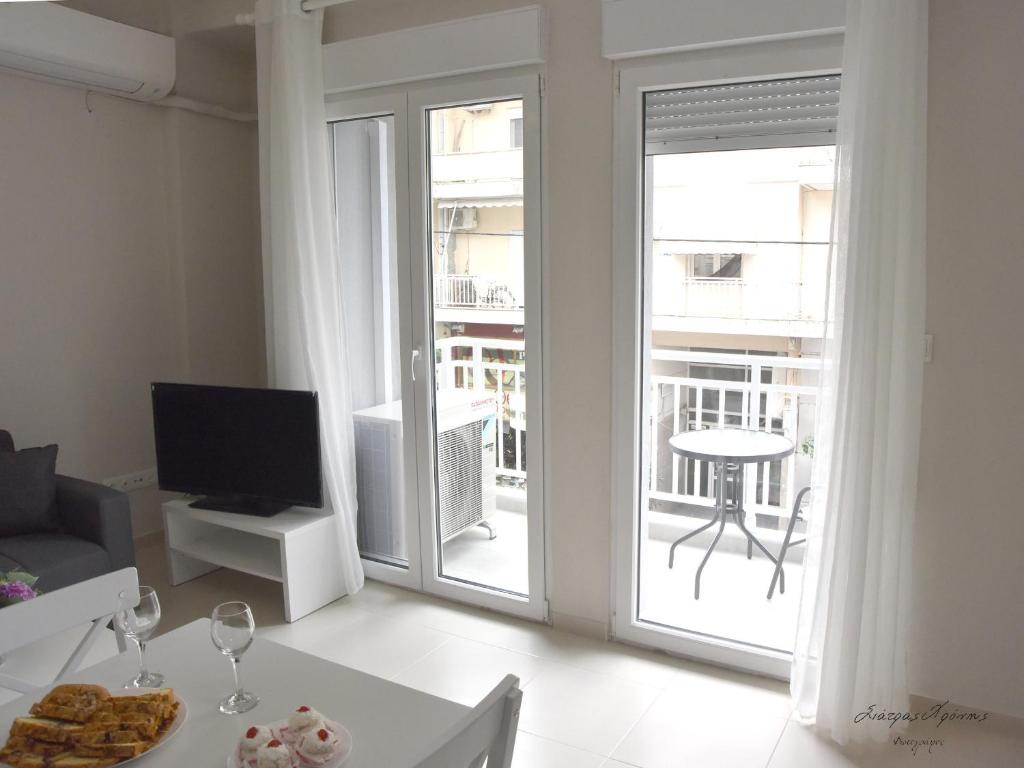 Televízia a/alebo spoločenská miestnosť v ubytovaní Supreme City Heart Suites