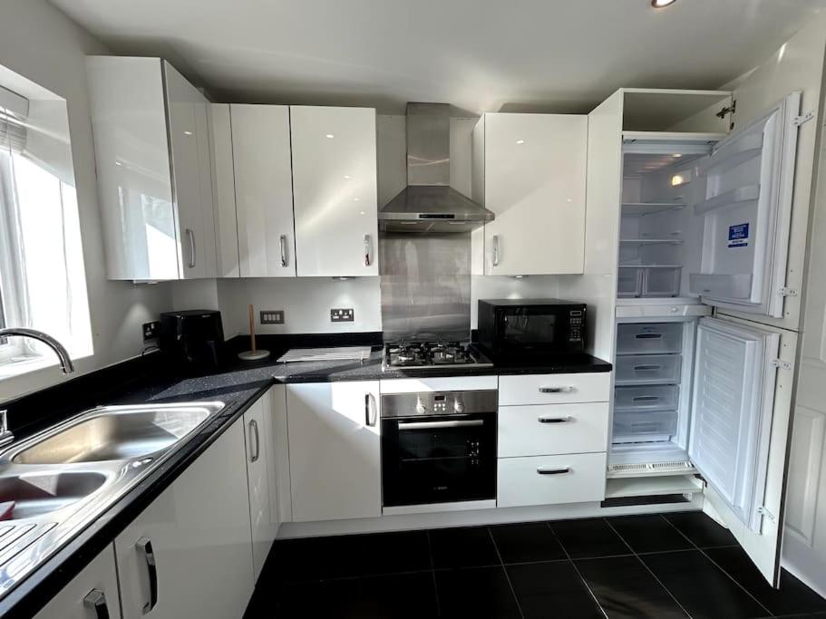 Kuchyň nebo kuchyňský kout v ubytování 3-bedroom house close to city centre