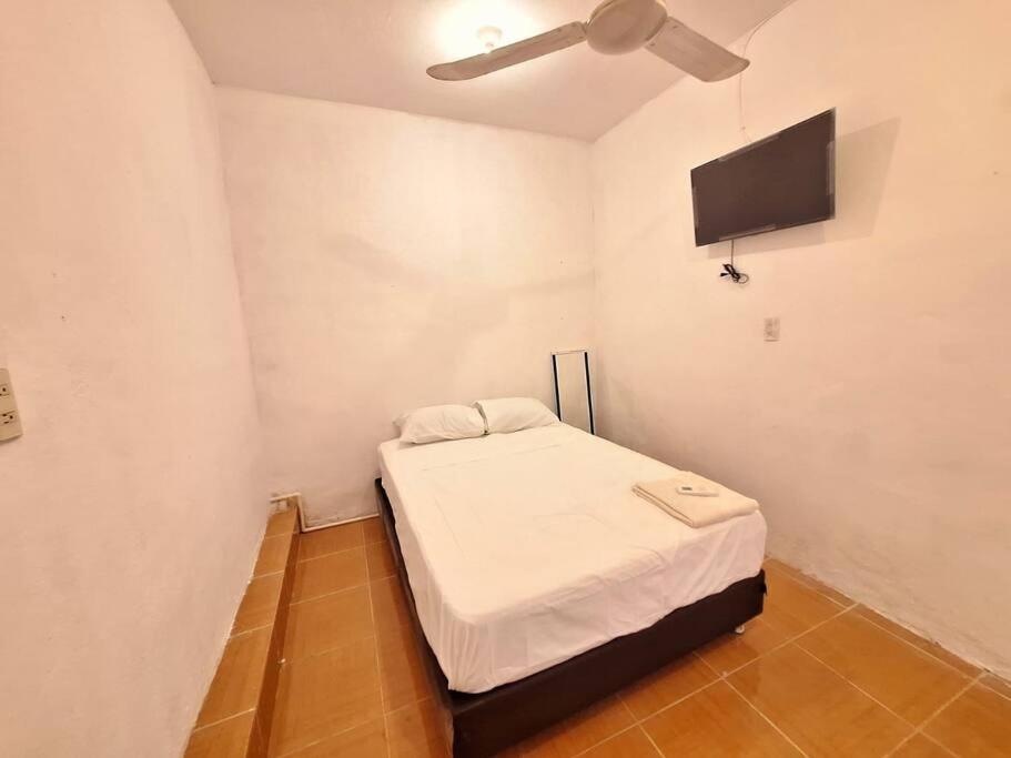 a small room with a bed and a flat screen tv at Departamento céntrico in Ciudad del Carmen