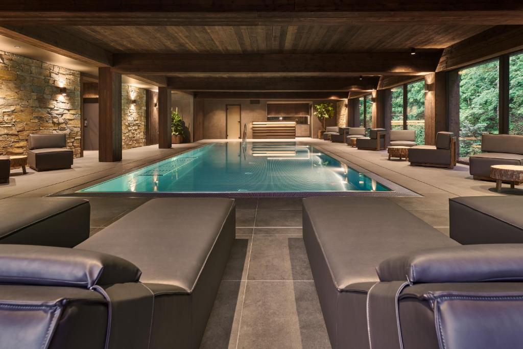 - une piscine dans une maison avec des chaises dans l'établissement Hotel Singer, à Ludvíkov